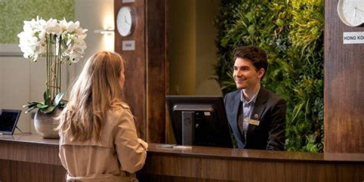 What is the salary of a hotel receptionist in India?