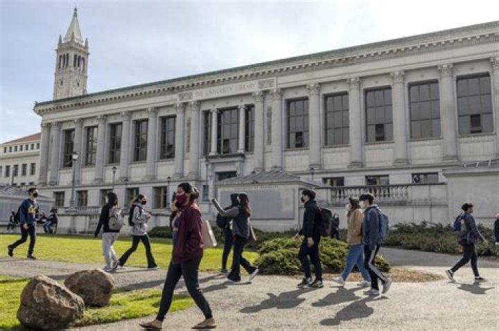 What is the student population of the University of Miami?