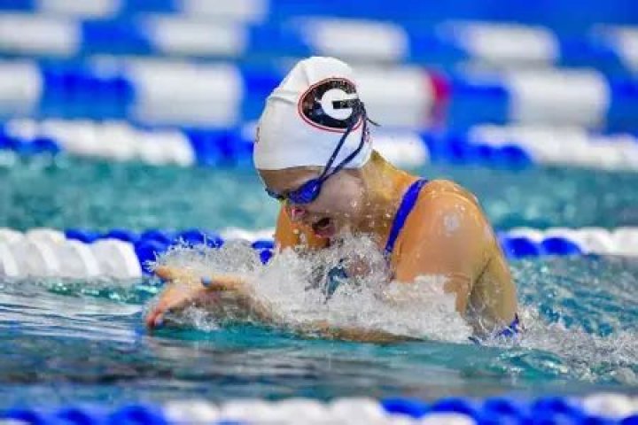 Which colleges offer swimming scholarships?