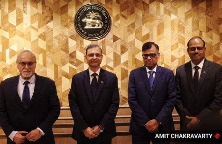 Who are the 7 members of the Monetary Board in the Philippines?